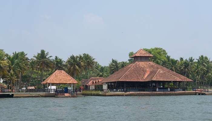 पूवर केरल में घूमने के लिए आदर्श स्थानों में से एक है