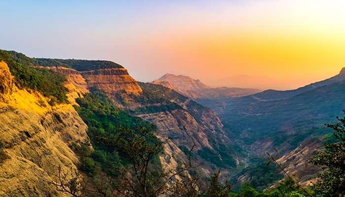 भारत में सबसे छोटा हिल स्टेशन होने के बावजूद, जब गर्मियों में महाराष्ट्र में घूमने की जगहें की बात आती है, तो माथेरान के पास बहुत कुछ है