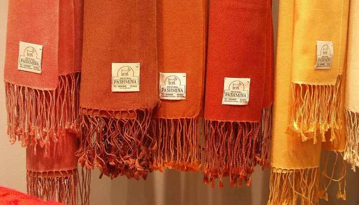 Châles Pashmina, c'est l'une des meilleur Choses à acheter à Dubaï