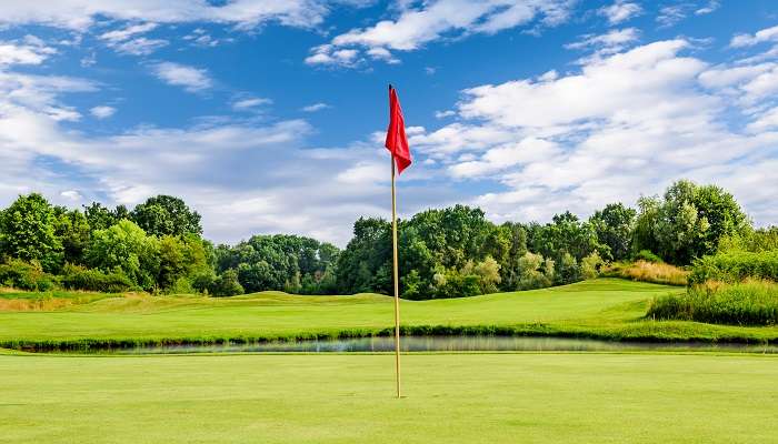 Gulmohar Greens golf and country club, C’est l’une des meilleurs hôtels près de Ahmedabad 