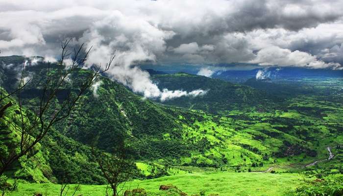 Belle vue par temps nuageux à Matheran, C’est l’une des meilleurs endroits à visiter à Maharashtra en été