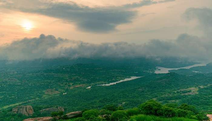 Embarquez pour un voyage vers la colline de Savandurga, près de Bangalore,