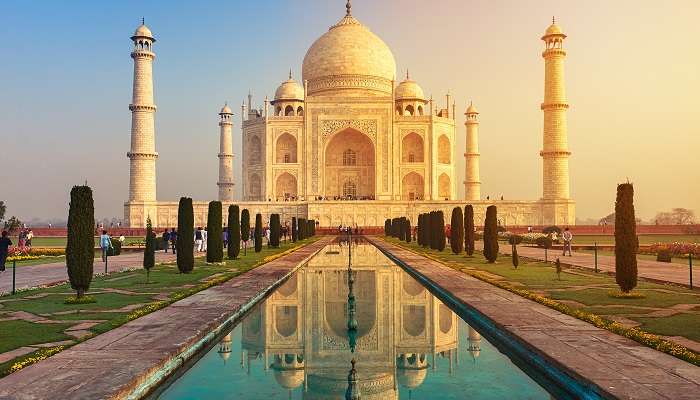 आगरा दिल्ली के पास घूमने योग्य स्थान में से एक है