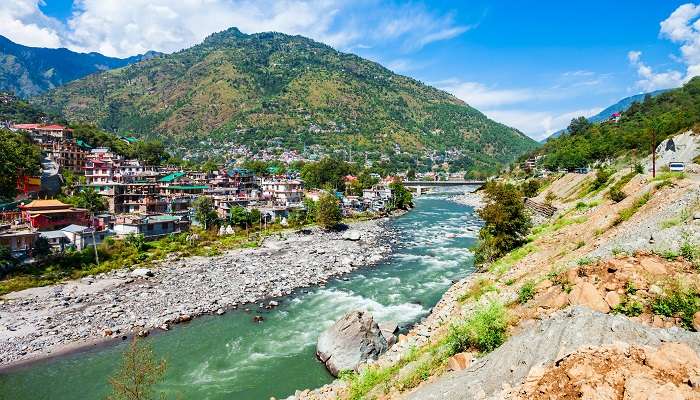 कुल्लू दिल्ली के पास घूमने योग्य स्थान में से एक है