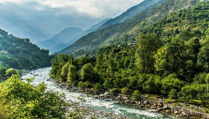 तीर्थन दिल्ली से सप्ताहांत के लिए घूमने लायक स्थानों में से एक है