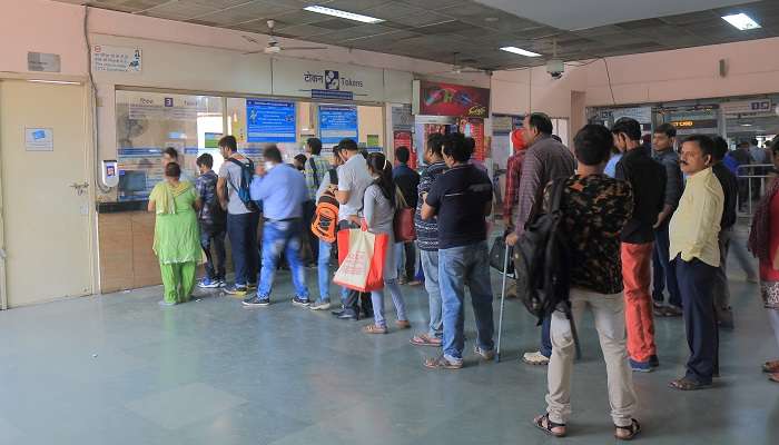 दिल्ली से मनाली ट्रेन का किराया 1000-1300 रुपये के बीच है
