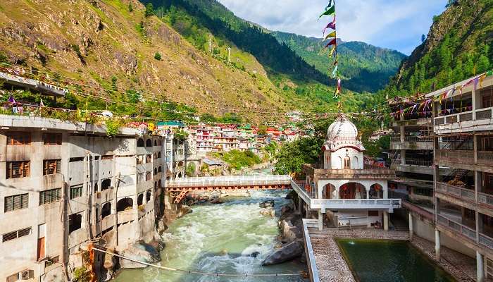 दिल्ली के पास घूमने योग्य स्थान में से एक मणिकरण, तोष और खीरगंगा है