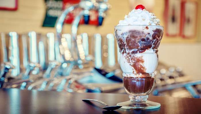 Hot Fudge Sundae, sur la cafe Corner House Ice Cream, 