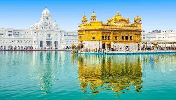 La vue surrealiste de Golden Temple, Punjab, C’est l’une des meilleurs lieux historiques célèbres en Inde