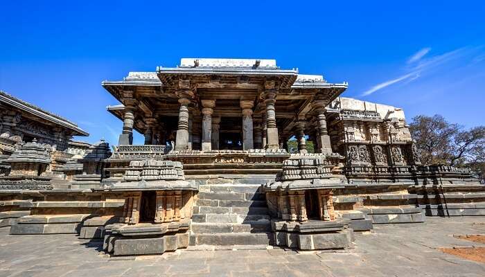 Halebide Temple, Karnataka, C’est l’une des meilleurs lieux historiques célèbres en Inde