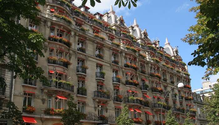 La vue d'hôtel Plaza Athénée, Paris, C’est l’une des meilleur hôtels 7 étoiles dans le monde