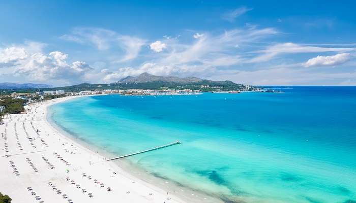 La vue incroyable de la plage d'Alcudia, C’est l’une des meilleurs plages en Espagne