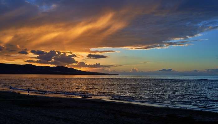 La vue du coucher du soliel sur la Plage de Las Canteras, C’est l’une des meilleurs plages en Espagne