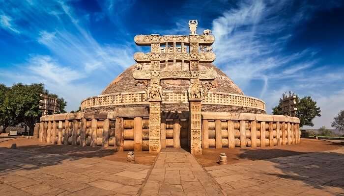 Sanchi Stupa, Madhya Pradesh, C’est l’une des meilleurs lieux historiques célèbres en Inde