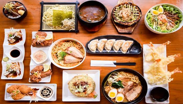 Cuisine japonaise servie sur la Table, dans la Restaurants Siros, C’est l'une des meilleurs restaurants de Bangalore