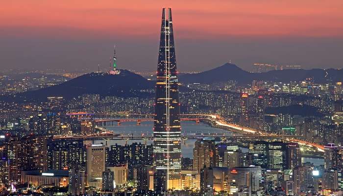 La vue nocturne de Signiel Seoul en Coree du Sud, C’est l’une des meilleur hôtels 7 étoiles dans le monde