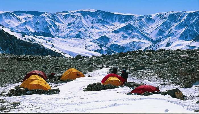 कैंपिंग के लिए टोंगलू, गैरीबास, कालीपोखरी, मोली, गोर्की और श्रीखोला जैसे बहुत सारे स्थान हैं