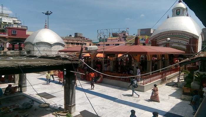 बीरभूम जिले के चांदीपुर गांव में स्थित एक प्रसिद्ध हिंदू मंदिर, तारापीठ पश्चिम बंगाल के सबसे प्रसिद्ध टैंकत्रिक मंदिरों में से एक है