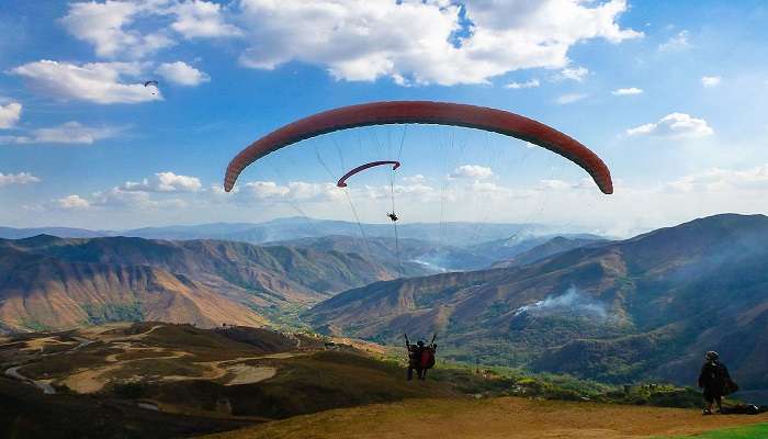 पैराग्लाइडिंग दार्जिलिंग में एडवेंचर स्पोर्ट्स में से एक है