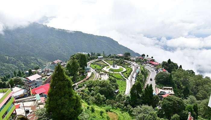 दार्जिलिंग में दर्शनीय स्थलों की यात्रा के लिए एक बढ़िया विकल्प बतासिया लूप की यात्रा करें