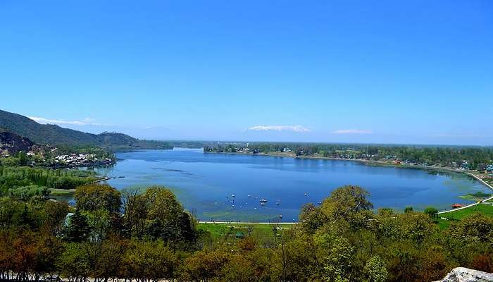 प्राकृतिक सुंदरता से भरपूर, मनसबल झील श्रीनगर के उत्तर में स्थित है