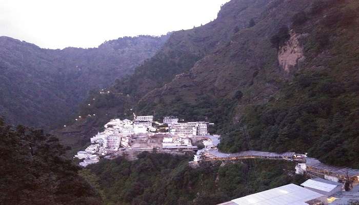 माता वैष्णोदेवी भारत में सर्वश्रेष्ठ पारिवारिक छुट्टियाँ बिताने की जगहें है