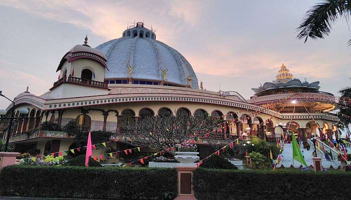 गंगा और जलंगी नदियों के चौराहे पर स्थित, यह धार्मिक केंद्र सुंदर दृश्यों और कई अभयारण्यों वाला एक शहर है