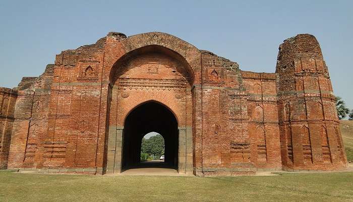 मालदा महानंदी और कालिंदी नदियों के संगम पर स्थित है