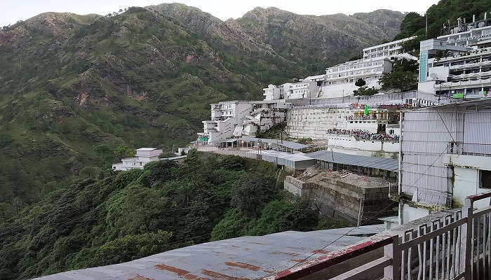 वैष्णो देवी उत्तर भारत में घूमने की जगहें में से एक है