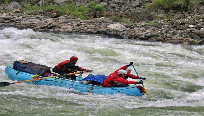 सोनमर्ग में व्हाइटवाटर राफ्टिंग के रोमांच का अनुभव करें