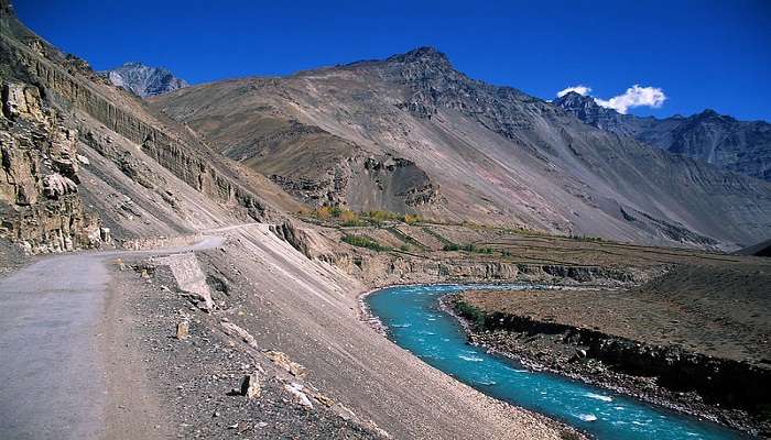 स्पीति घाटी में करने के लिए चीज़ें में से एक स्पीति नदी के किनारे ठंडा है