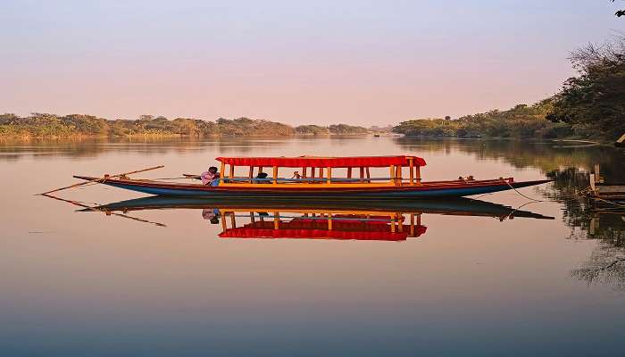 कश्मीर में सर्वश्रेष्ठ हाउसबोट में से एक हाउसबोटों का आश्रय समूह है