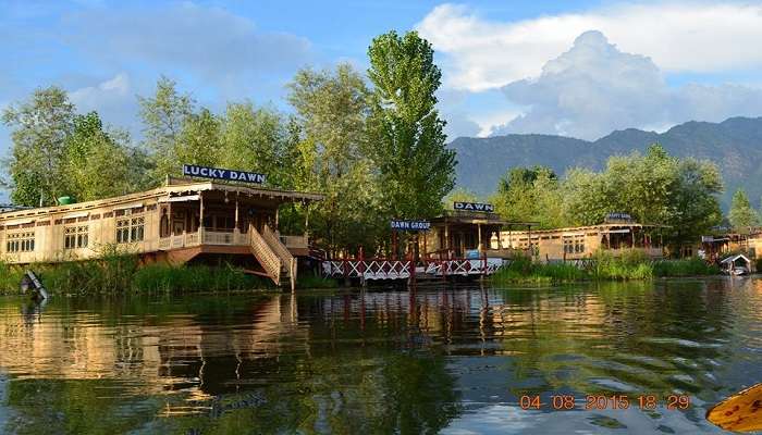 हाउसबोट्स का रॉयल ग्रुप सबसे अच्छी घूमने की जगहों में से एक है