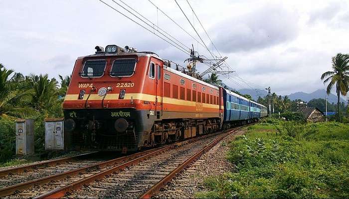 Whether it be through a car or through a train, there are several convenient ways you can reach Manikavu Temple