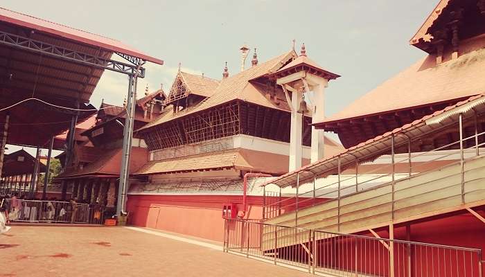  The beautiful architecture of Guruvayur temple