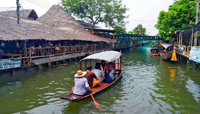 take a tour to the market on the beautiful floating boat.