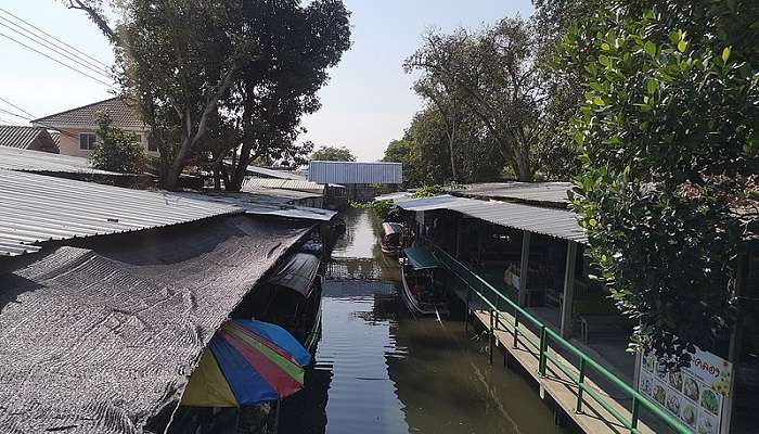 Women selling hats on boats at Khlong Lat Mayom Floating Market. 