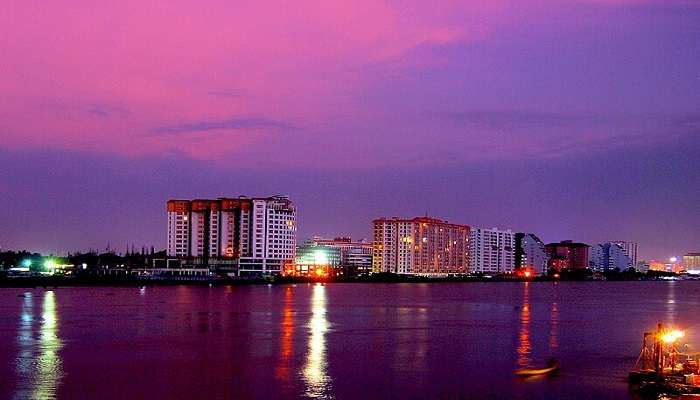 Marine Drive is a picturesque promenade in Kochi that is quite famed for its stunning views of the Kochi Harbour.