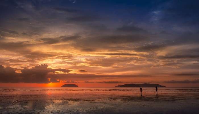 La vue de Coucher du soleil de Plage de Tanjung Aru