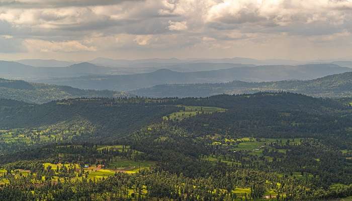 Spectacular sight of Saputara Hills, a picturesque place for trekking near Ahmedabad.