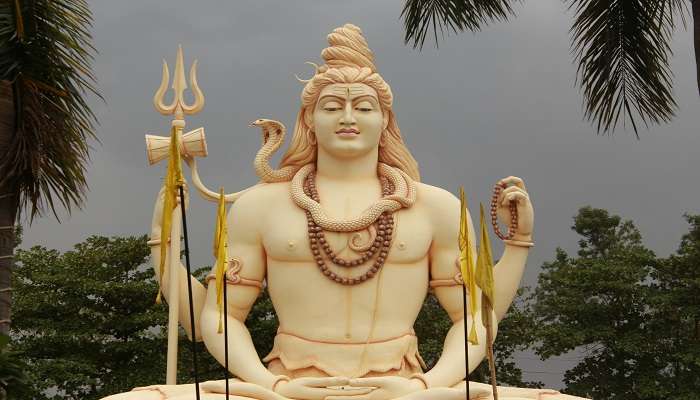 priest from kashi condut the regular puja at this top edapally temples