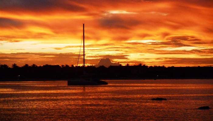 Sunset,_Pasikudah_beach,_Sri_Lanka