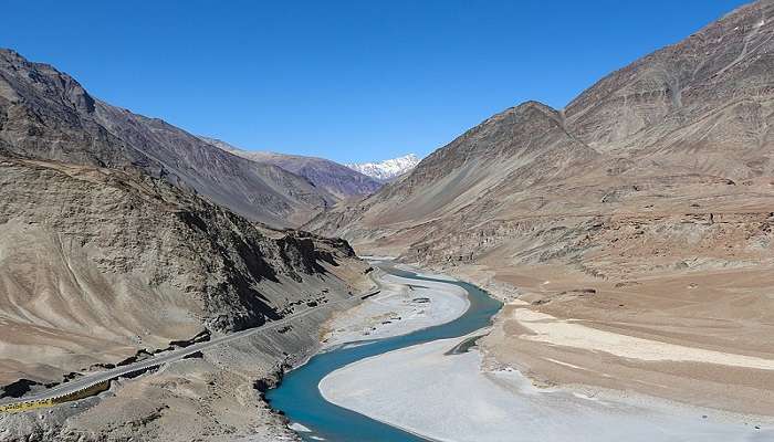 लद्दाख में करने योग्य चीजें में से एक ज़ांस्कर घाटी यात्रा है