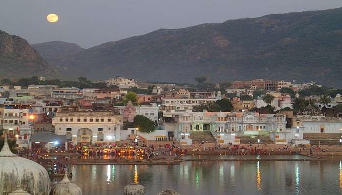 पुष्कर भारत में मानसून में घूमने की जगहें में से एक है
