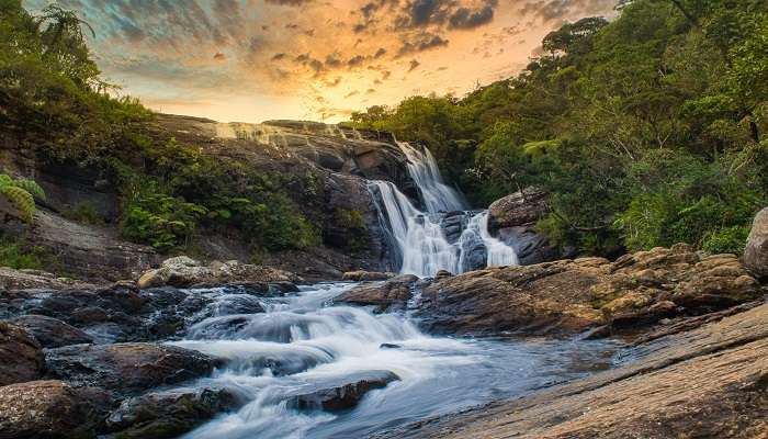 सकलेशपुर में घूमने की जगहें में से एक मंजेहल्ली झरने है
