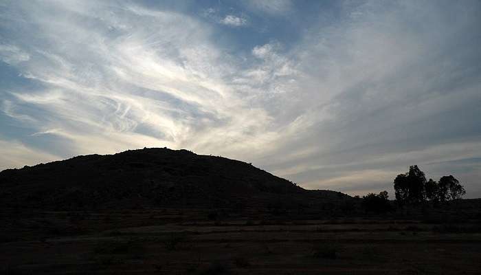मकालिदुर्गा पहाड़ियों के लिए जाना जाने वाला यह स्थान एक छोटा सा गाँव है