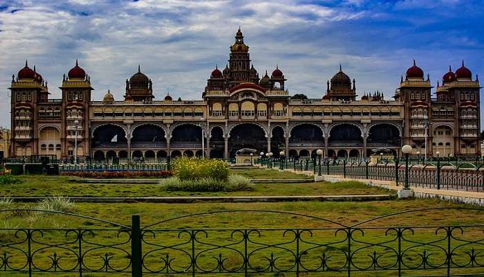 मंदिकेरी शहर कर्नाटक में मैंगलोर और मैसूर के बीच स्थित है