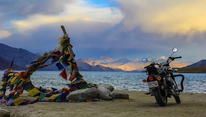 आपकी यात्रा तब तक अधूरी है जब तक आप मोटरसाइकिल पर सुनसान लेकिन खूबसूरत सड़कों पर नहीं चले