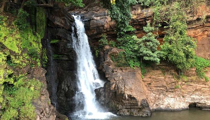 हरवालेम झरना गोवा में छुपी हुई जगहें में से एक है