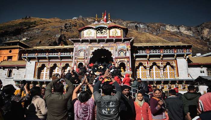 People Experience a divine journey in Badrinath Temple,Snowfall In Badrinath